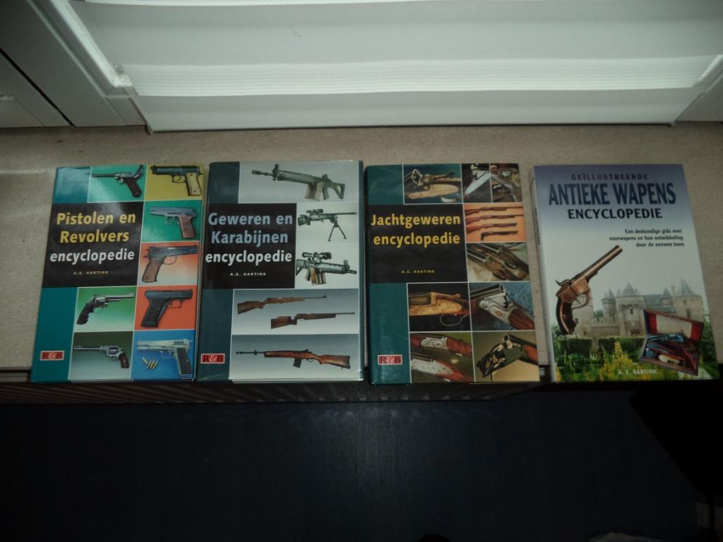encyclopedie, pistolen,revolvers,(jacht)geweren,antieke wap, Ophalen of Verzenden, Zo goed als nieuw, Algemeen, A.E. Hartink