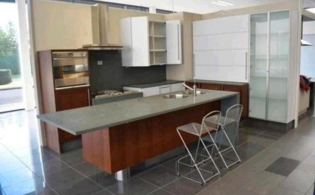 Toonzaalkeuken nieuw eiland nieuwe SMEG toestellen keuken, Ophalen