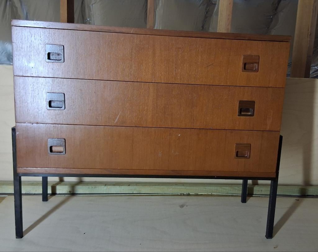 Retro  teak ladenkast mt ijzeren poten& leuke houten handgre, Huis en Inrichting, Kasten | Ladekasten, Ophalen, Minder dan 50 cm