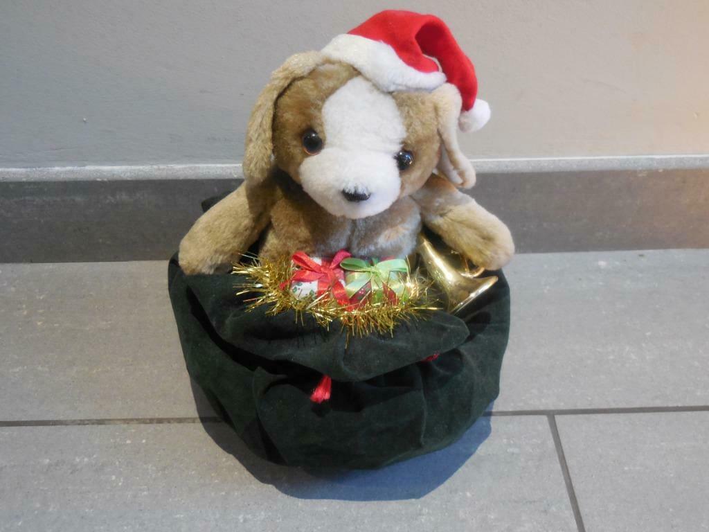 Knuffel hond met rode kerstmuts en muziek kerst, Ophalen of Verzenden, Gebruikt
