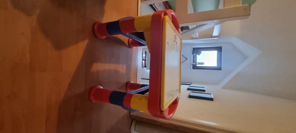 Speeltafel voor kinderen met omkeerbaar dienblad, Kinderen en Baby's, Kinderkamer | Tafels en Stoelen, Ophalen, Gebruikt, Tafel(s)