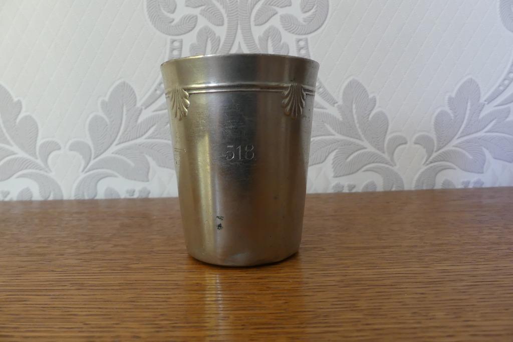 Beker in metal blanc met opschrift 518, Antiek en Kunst, Ophalen of Verzenden