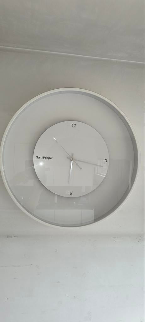 Salt & Pepper wandklok.  diameter 60, Huis en Inrichting, Ophalen of Verzenden, Wandklok