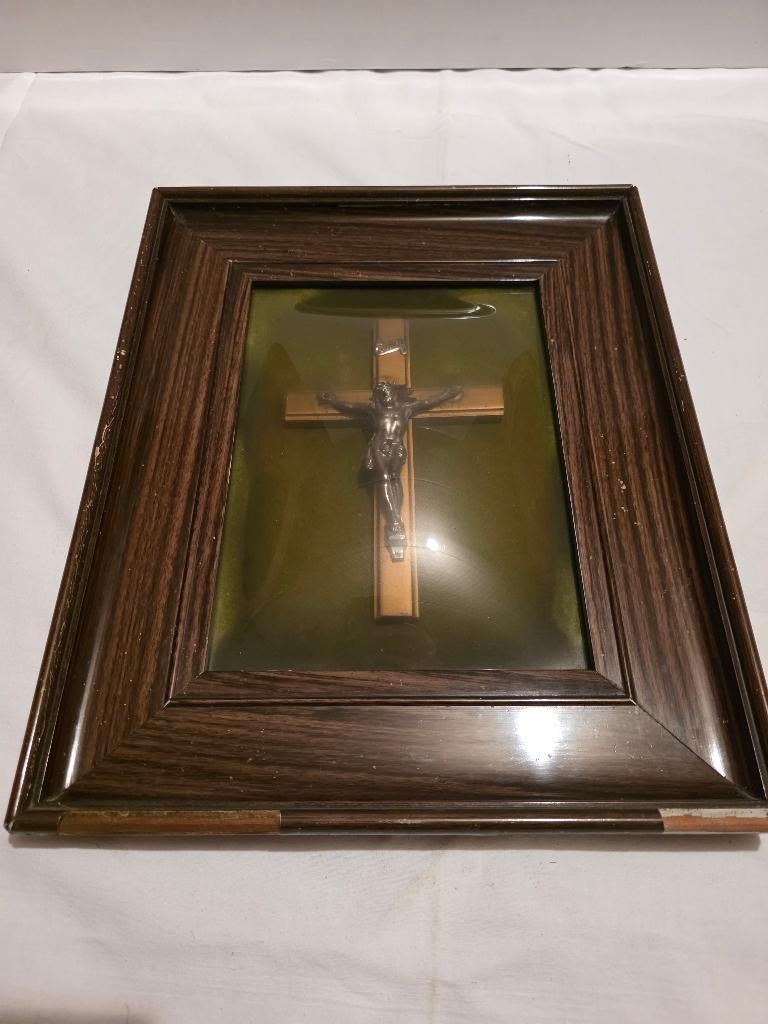 Oud kruisbeeld in kader met glas, Antiek en Kunst, Ophalen