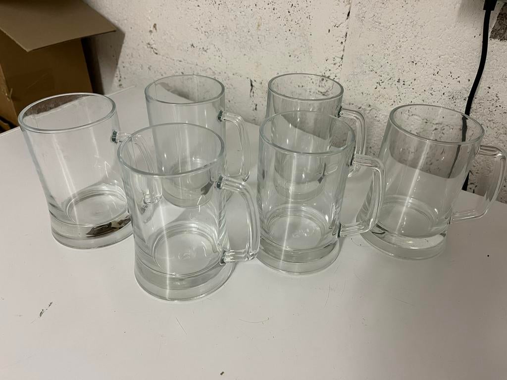 Six choppes à bière en parfait état