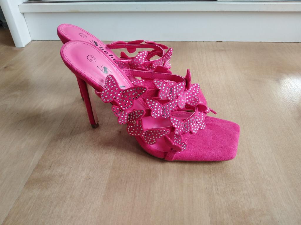 Roze pumps met vlinders, Nieuw, Roze, Sandalen of Muiltjes, Ophalen of Verzenden