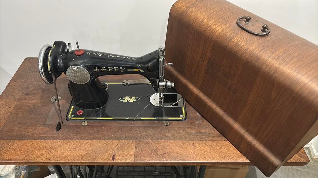 Vintage trapnaaimachine “Happy” met gietijzeren onderstel, Antiek en Kunst, Antiek | Naaimachines, Ophalen