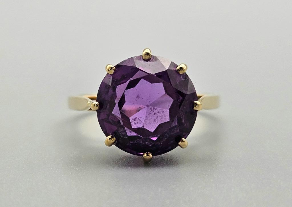 Bague vintage en or avec saphir violet en pierre précieuse., Enlèvement ou Envoi, Or, Bague, Avec pierre précieuse