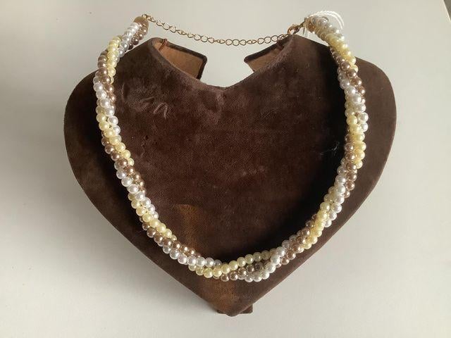 collier en fausses perles multicolores vintage Avon, Bijoux, Sacs & Beauté, Colliers, Enlèvement ou Envoi, Comme neuf, Autres couleurs