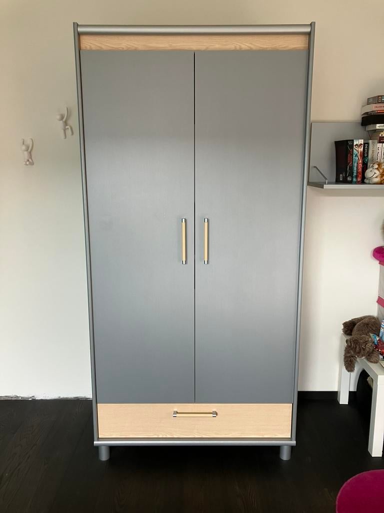 Kleerkast slaapkamer in grijs met hout, Gebruikt, 100 tot 150 cm, 200 cm of meer, Overige houtsoorten