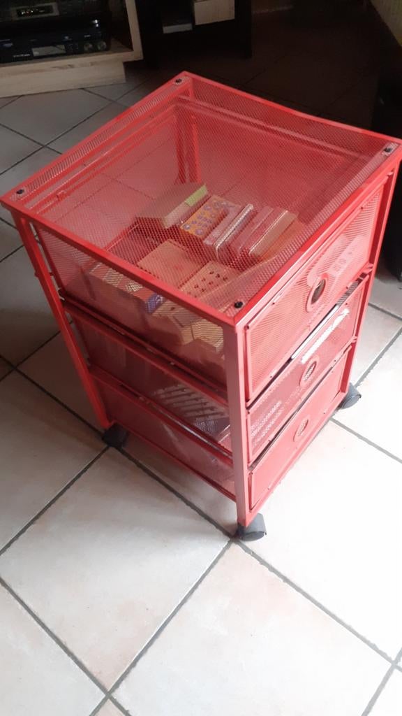 Petite table d'appoint sur roulettes