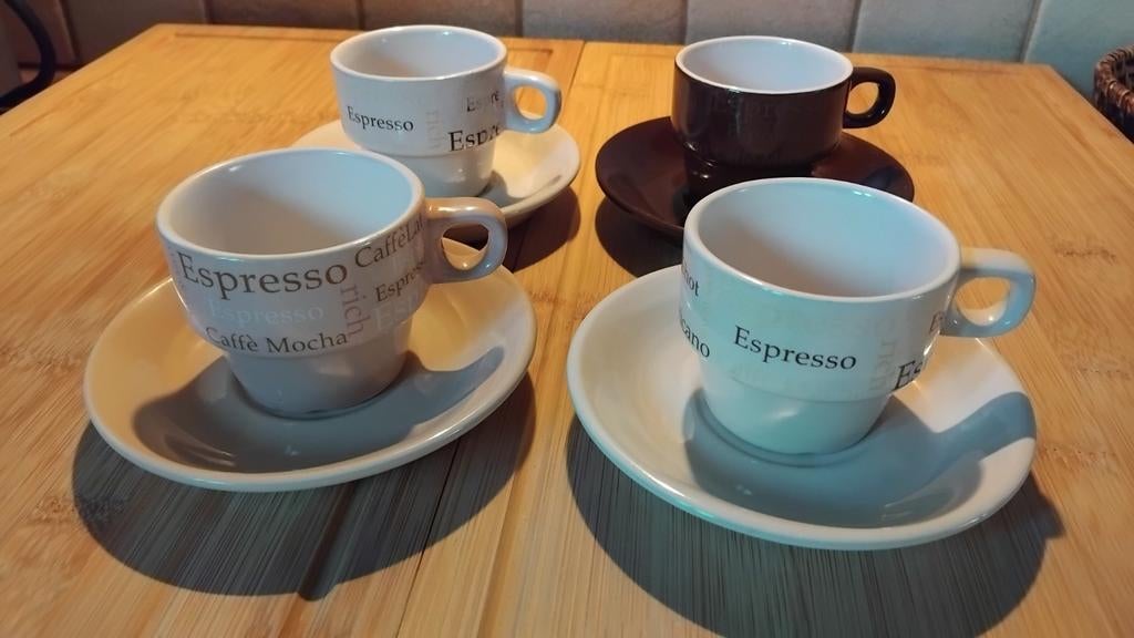 4 petites tasses pour expresso  avec soucoupes, Enlèvement ou Envoi