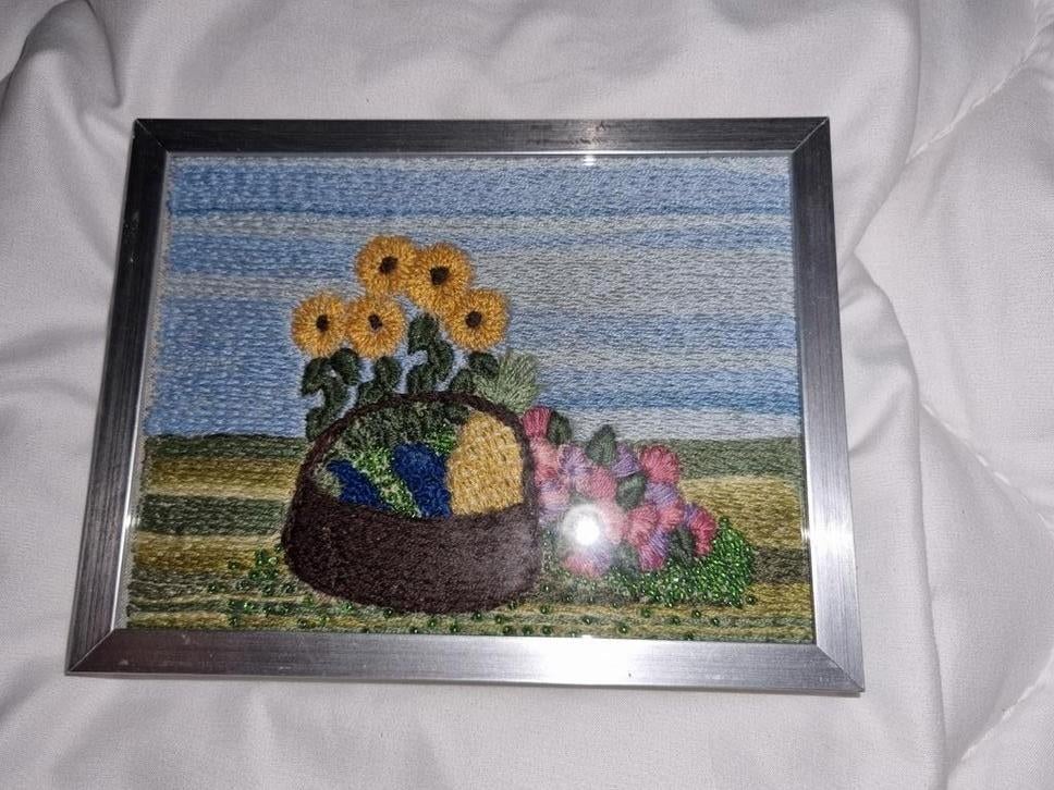 Broderie artisanale encadrée fils et perles 18 x 12,5 cm, Enlèvement ou Envoi, Utilisé, Broderies à la main, Autres types