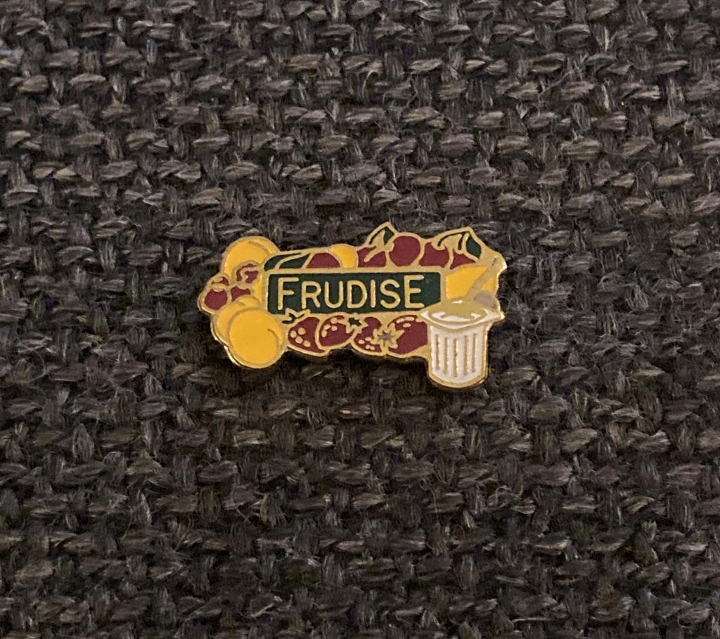 PIN - FRUDISE - YAOURT - YOGHURT, Envoi, Utilisé, Marque, Insigne ou Pin's