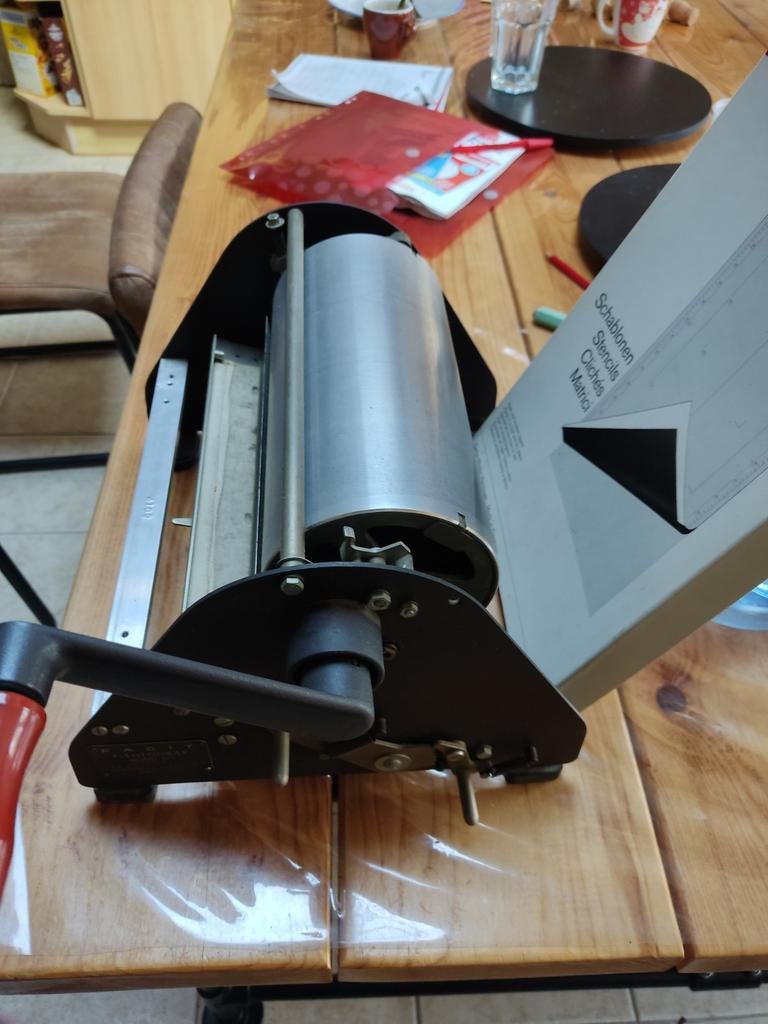 stencil machine met stencils, Ophalen