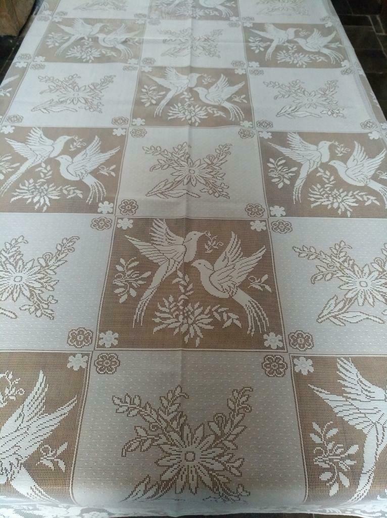 Neuve- Nappe en dentelle décor colombes 2 m 50 x 1m 60, Enlèvement, Neuf