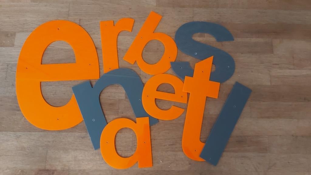 9 plastic letters, Ophalen of Verzenden, Gebruikt