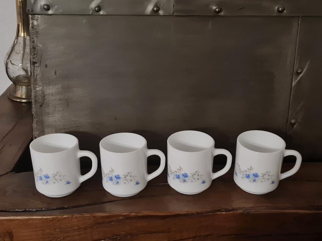 tasses vintage année '70; Arcopal (France) opalin blanc, Enlèvement