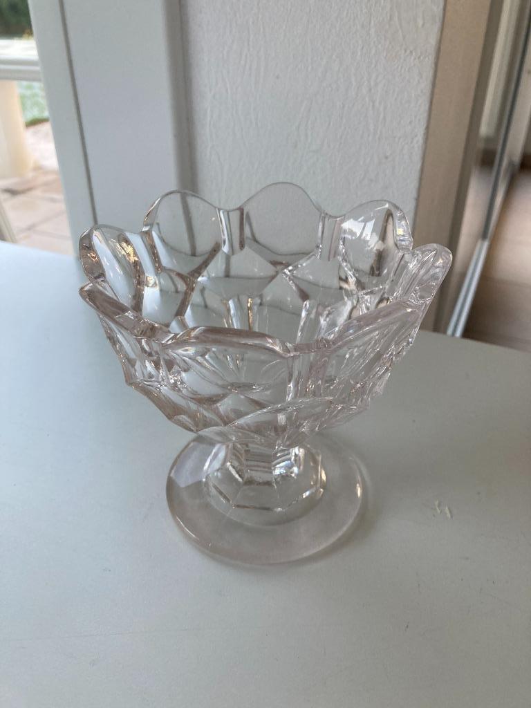 tasse à bonbons en verre rose clair découpé sur pied, Antiquités & Art, Enlèvement ou Envoi