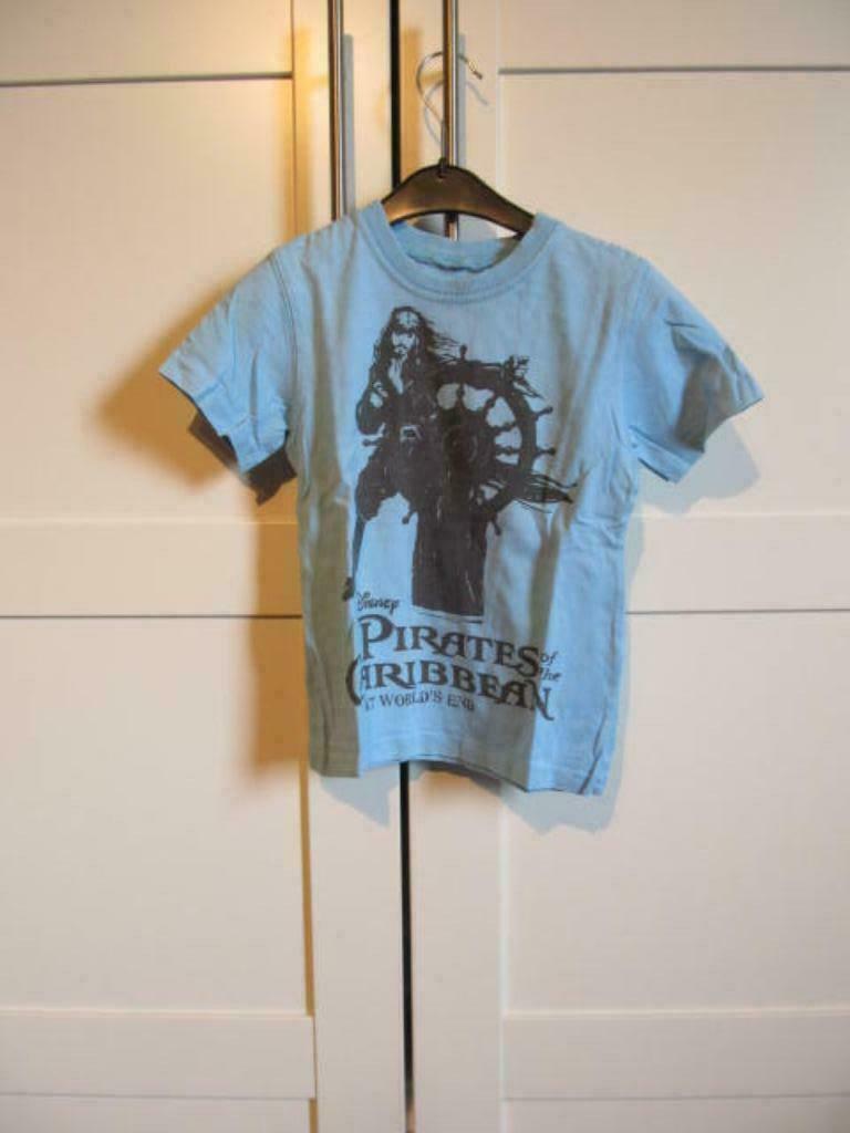 2 T-shirts Maat 104 korte mouw Disney, Enlèvement ou Envoi, Utilisé, Garçon, Chemise ou À manches longues