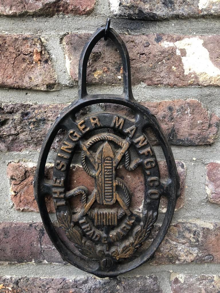 SINGER embleem gietijzer fonte, Verzamelen, Merken en Reclamevoorwerpen, Ophalen of Verzenden, Gebruikt, Overige typen