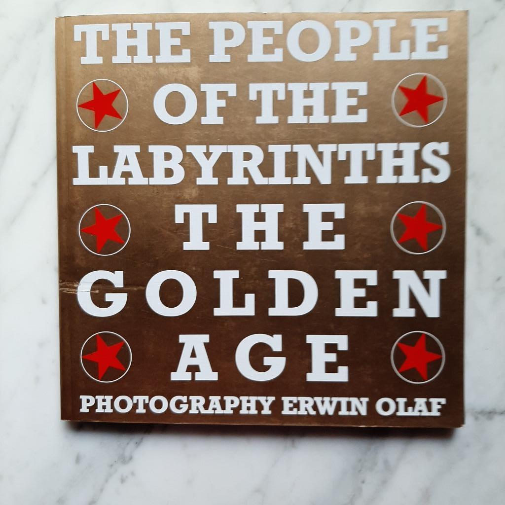erwin olaf : "The Golden Age" + zeldzaam bord, Boeken, Nieuw, Marie Jeanne de Rooij, Ophalen, Fotografen