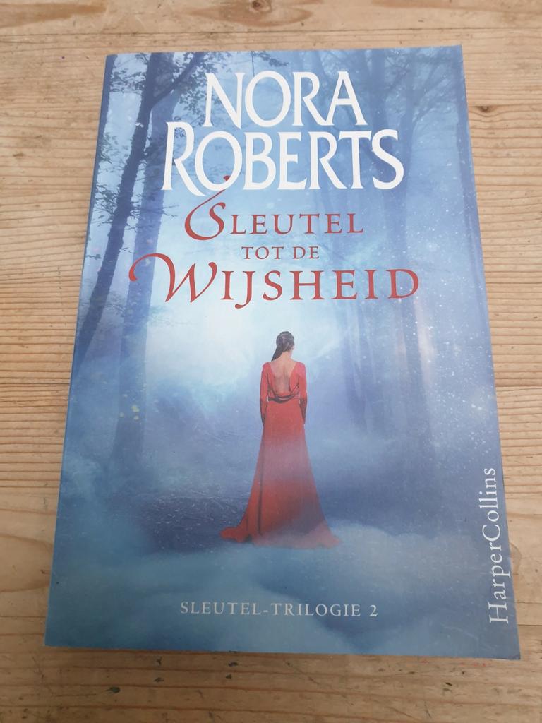 Nora Roberts - Sleutel tot de wijsheid. Deel 2 trilogie NS, Boeken, Literatuur, Zo goed als nieuw, Ophalen of Verzenden