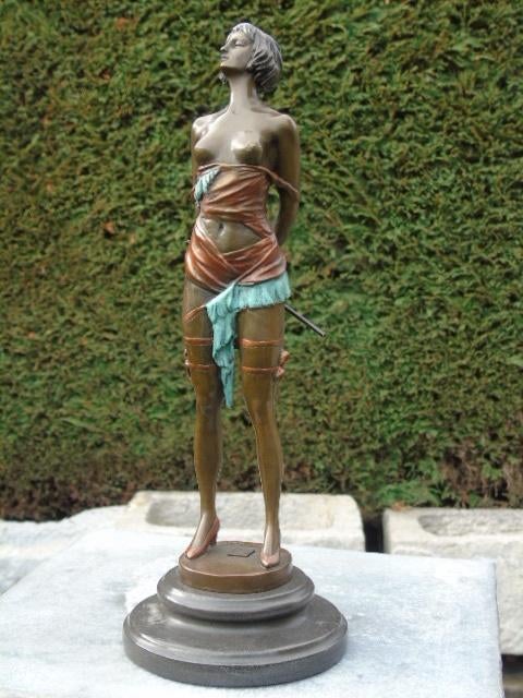 Vrouwelijke naakte dominatrix brons gesigneerd, ZASH, Antiek en Kunst, Ophalen of Verzenden, Brons