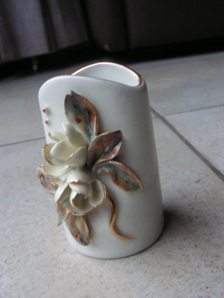 Beau vase fait main en porcelaine (de Roumanie)., Antiquités & Art, Enlèvement ou Envoi