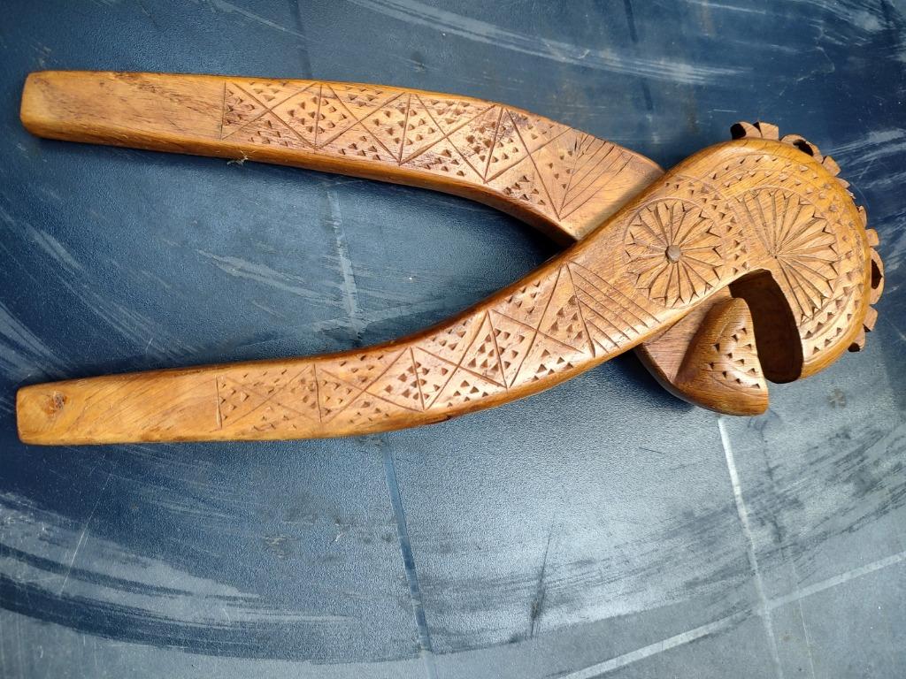Grote houten notenkraker, Enlèvement