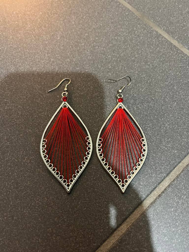 Boucles d'oreilles pendantes rouges, Bijoux, Sacs & Beauté, Enlèvement ou Envoi, Comme neuf, Rouge, Pendantes