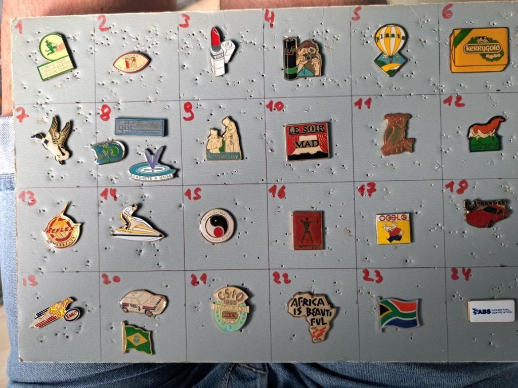 Pin's pins bij de doos zie foto's en nieuws/lees de aankondi, Ophalen of Verzenden