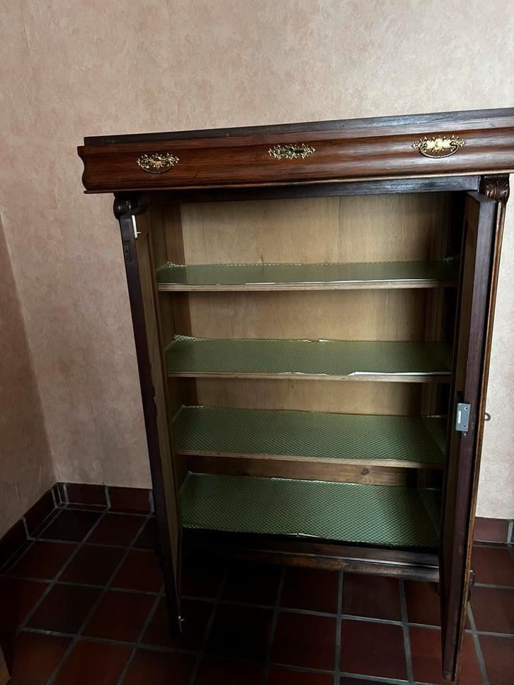 Oude kast in grenenhout, Ophalen, Grenenhout