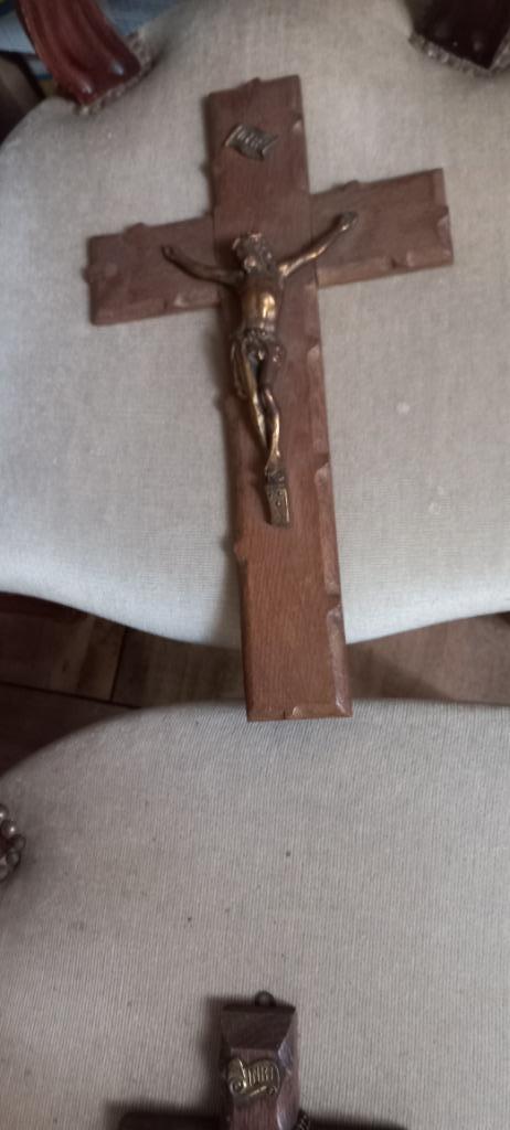 crucifix en bois de taille moyenne, Enlèvement