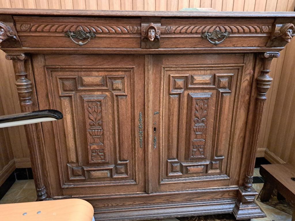 antieke kasten en een robuste tafel Mechelse stijl, Huis en Inrichting, Ophalen, Gebruikt, Mechelse stijl eiken hout, Met deur(en)