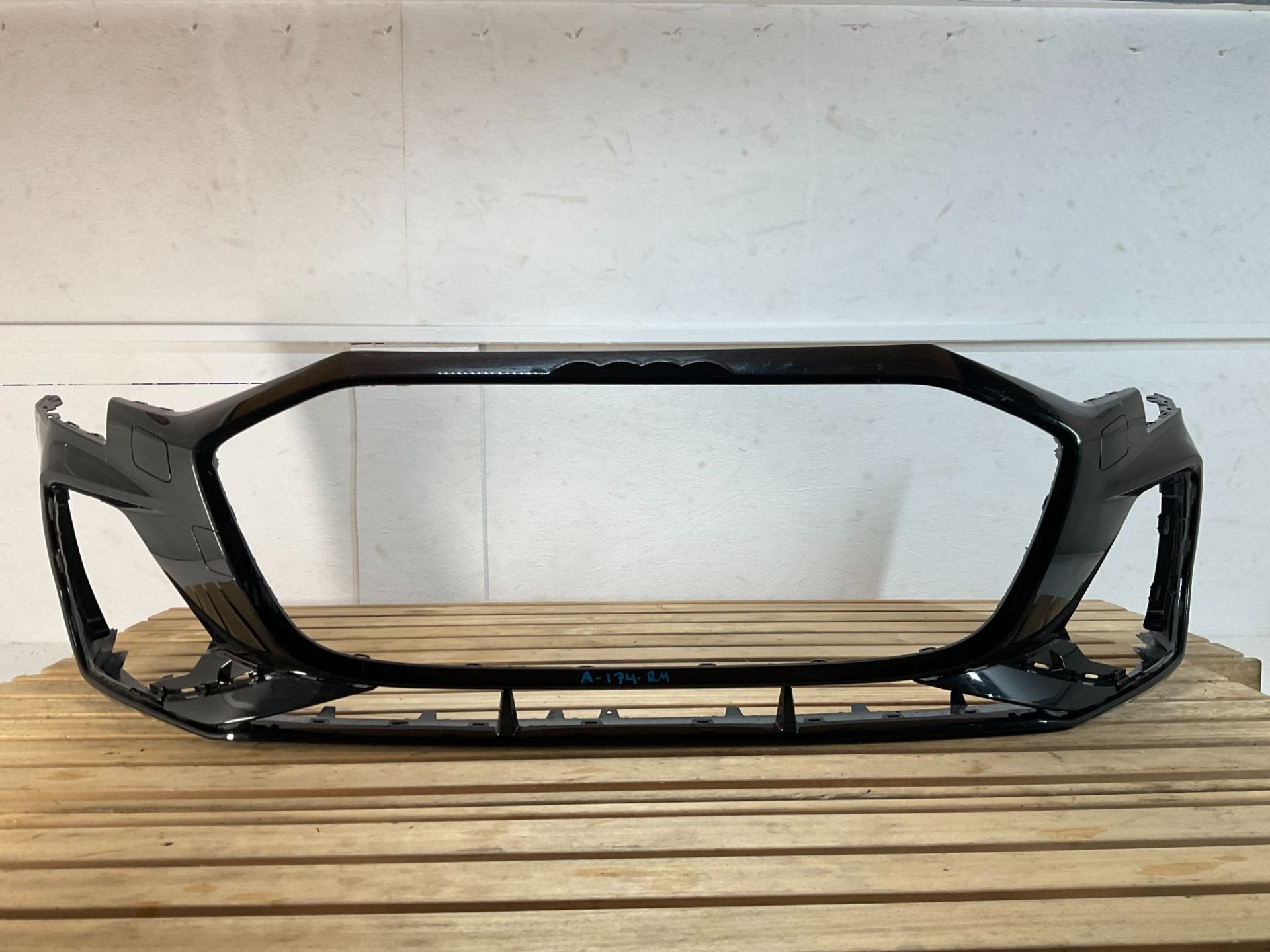 Bumper Audi A3 8Y Facelift SLINE 8Y0807437R Voorbumper A-174, Auto-onderdelen, Gebruikt, AUDI AG, Auto-Union-Strasse 1
85045  Ingolstadt, DE