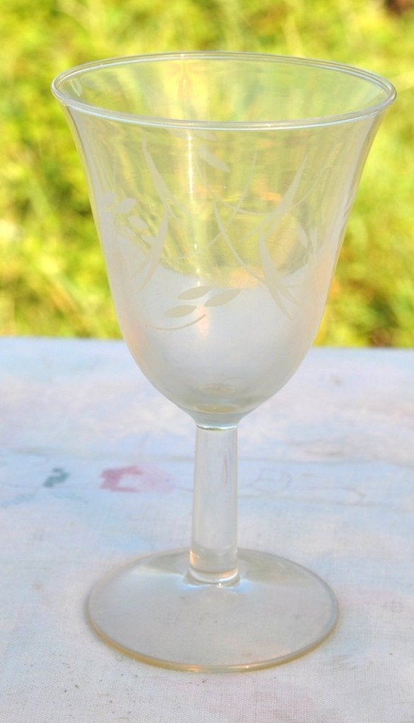 1 verre évasé sur pied taille motif floral design, Antiquités & Art, Enlèvement ou Envoi