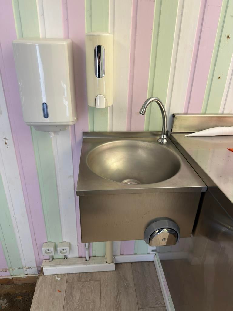 Handwasbak met kniebediening, Ophalen, Zo goed als nieuw