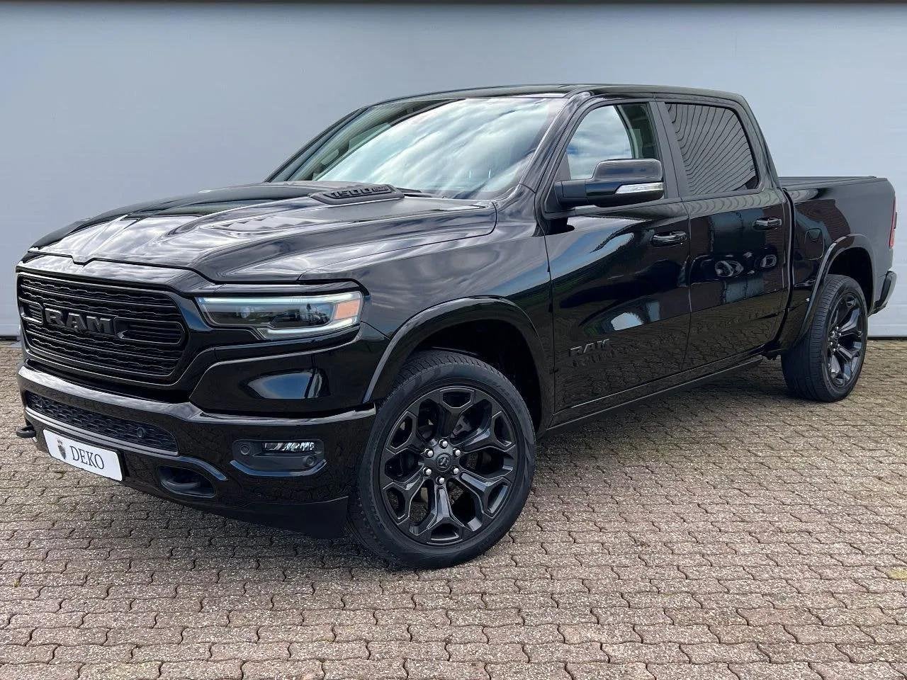 Dodge RAM 1500 5.7 HEMI V8 Night Edition | LIMITED | Luchtve, 2361 kg, Gebruikt, Zwart, Leder