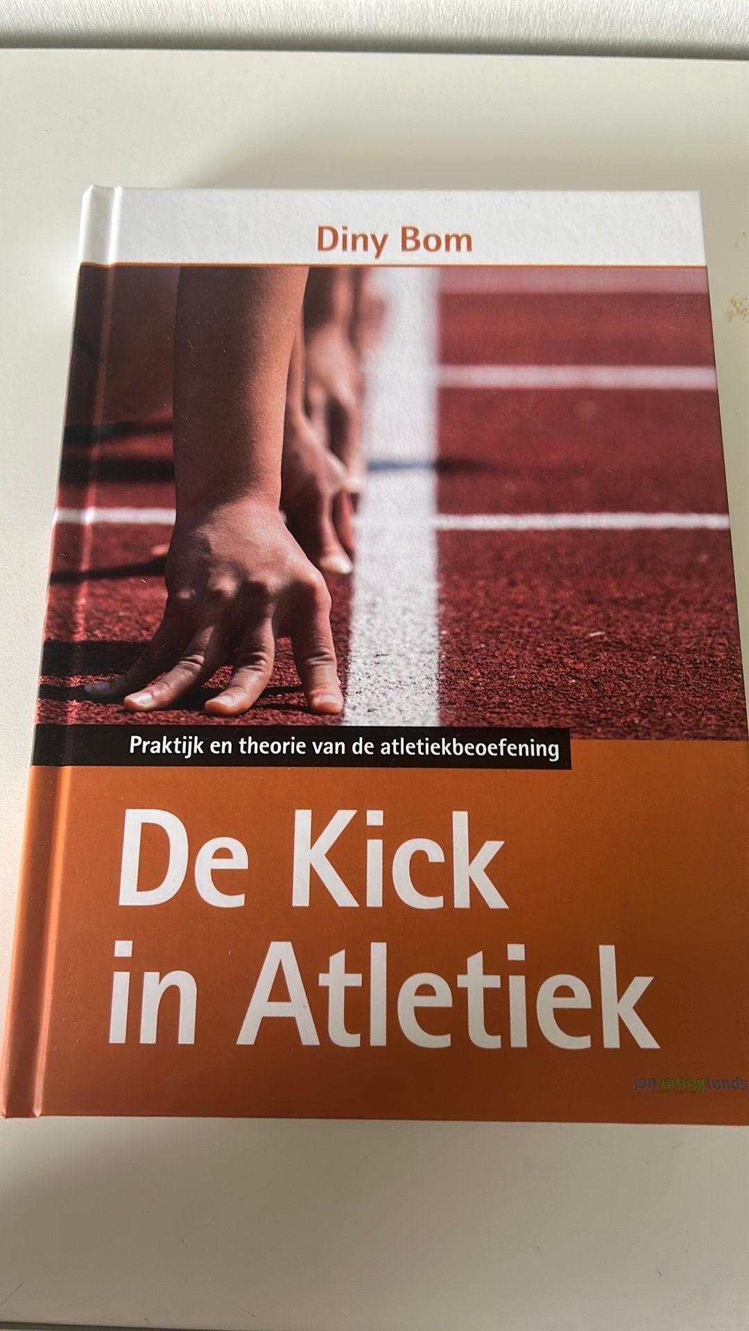 Diny Bom - De kick in atletiek, Livres, Enlèvement ou Envoi, Néerlandais, Diny Bom