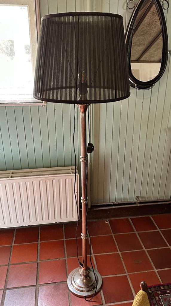 Eye catcher: staande lamp zilveren voet, zwarte kap, Ophalen, Zo goed als nieuw