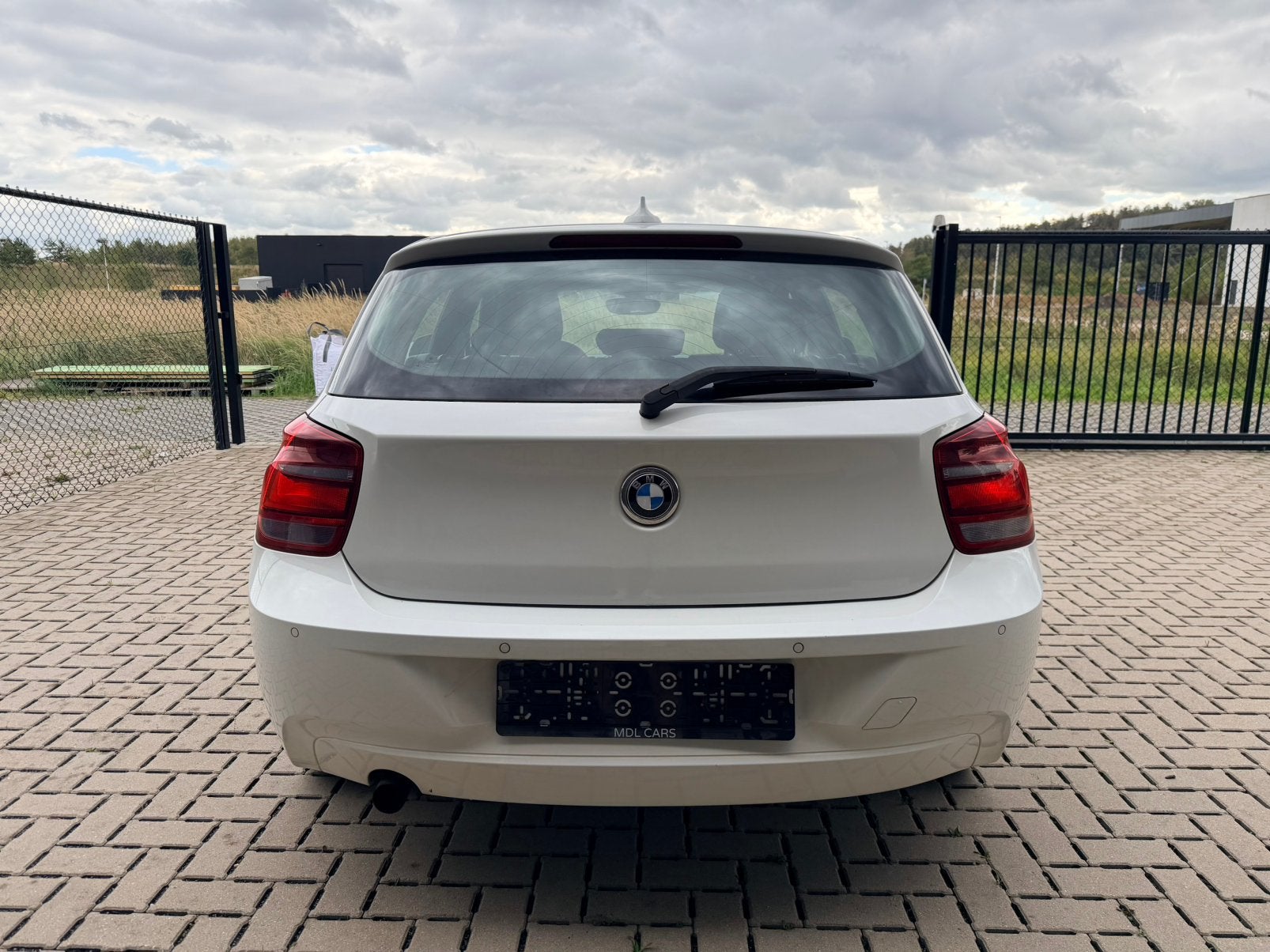 BMW 116I - Weinig kilometers - Topstaat, Auto's, Zwart, Wit, 5 deurs, https://public.car-pass.be/vhr/209617b2-cf55-470f-9618-cefed0cad440