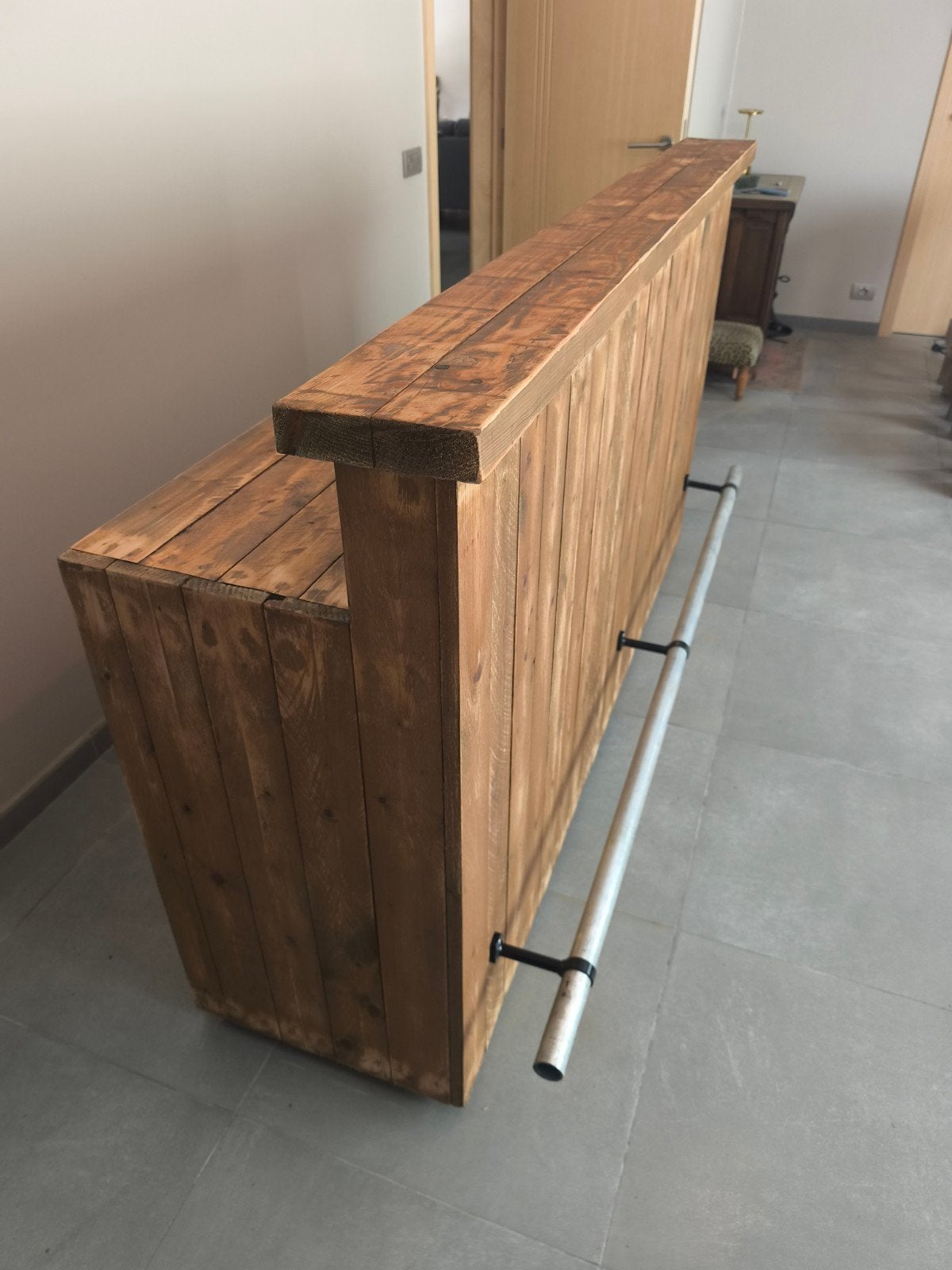 Handgemaakte rustieke houten bar/toog + 3 barstoelen, Ophalen
