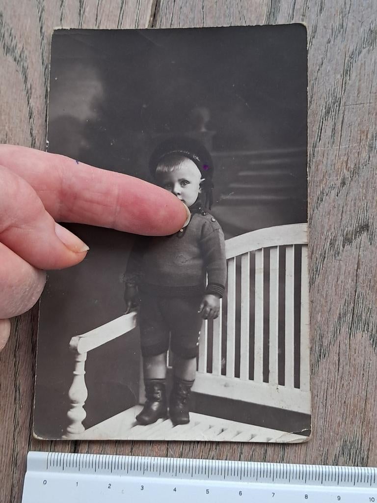Retro foto van jongentje op een bank, Ophalen of Verzenden