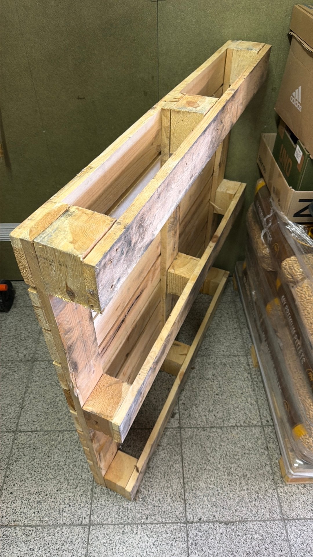 Stevige pallet - weg wegens opkuis garage, Ophalen, Zo goed als nieuw