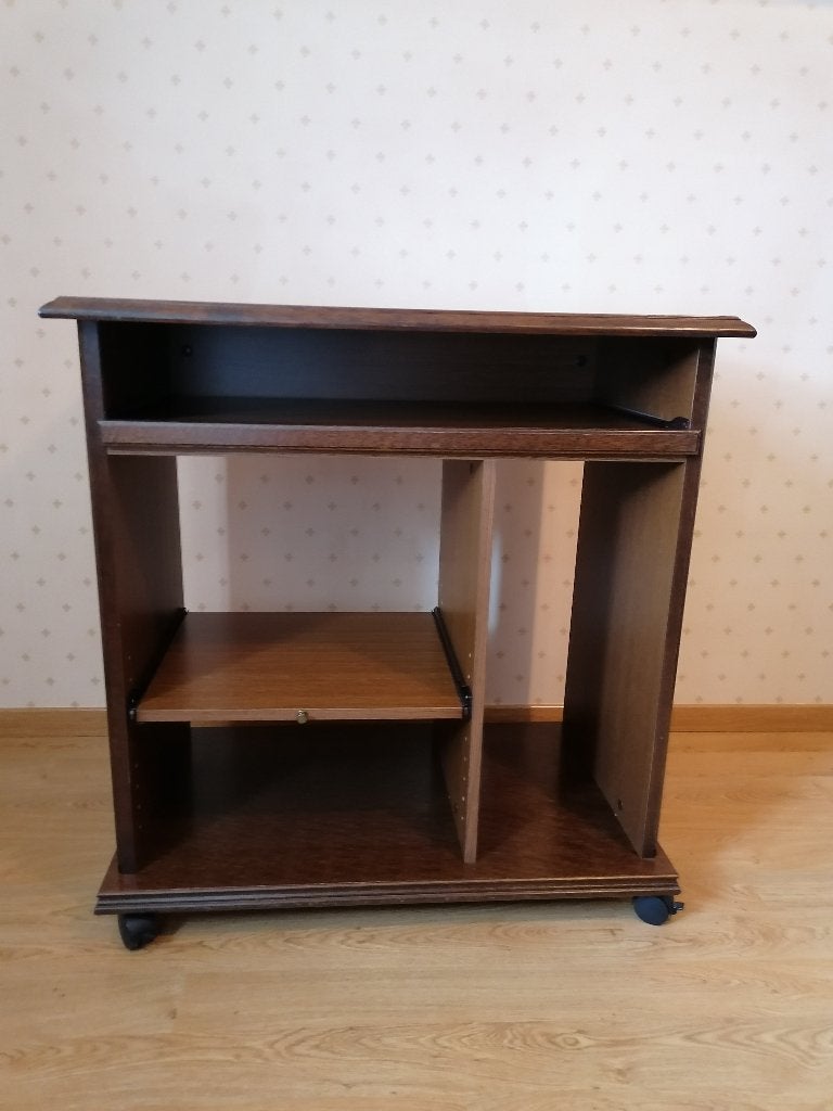 Stijlvolle computertafel in donkere eik op wieltjes., Ophalen, Zo goed als nieuw