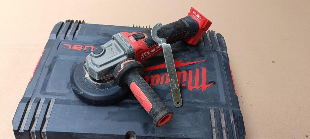 Milwaukee haakse slijper M18CAG125X, Ophalen