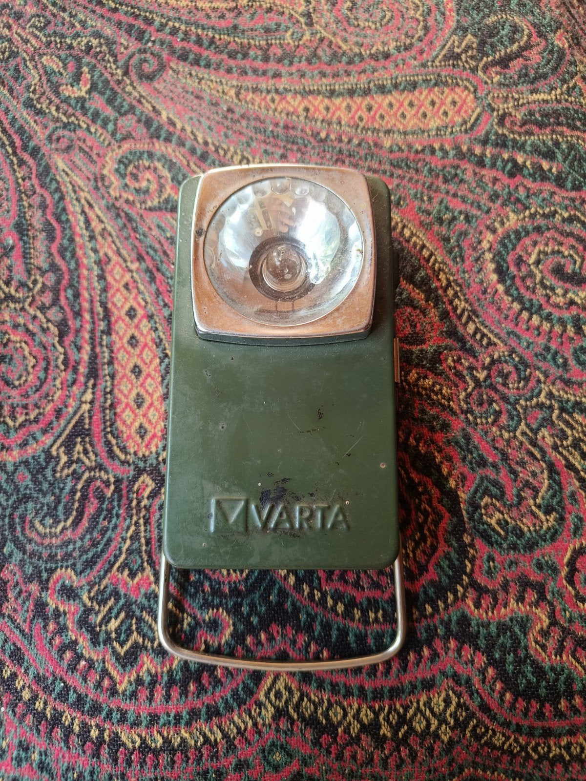 Vintage Varta zaklamp met rood achterlicht – Legergroen, Antiquités & Art, Antiquités | Éclairage, Enlèvement ou Envoi