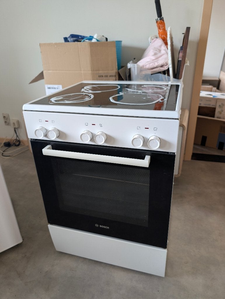 Bosch elektrisch fornuis – keramische kookplaat + oven, Elektronische apparatuur, Fornuizen, Ophalen, Gebruikt, Warmhoudplaat