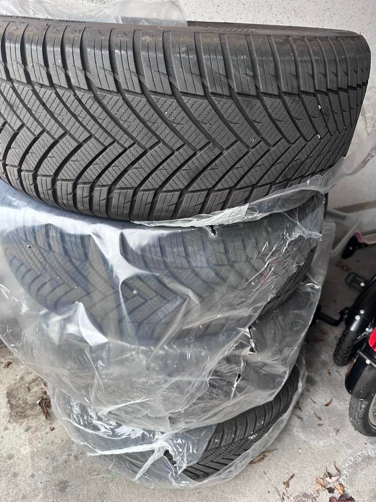4 banden bijna nieuw,voor 4 seizonen.235/50/19, Auto-onderdelen, Banden en Velgen, Ophalen
